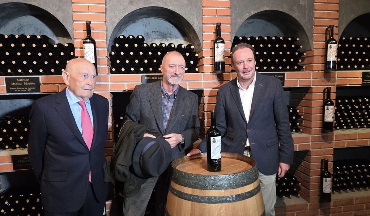 Presentación Los tres mosqueteros con prólogo inédito de Arturo Pérez-Reverte en Bodegas Protos
